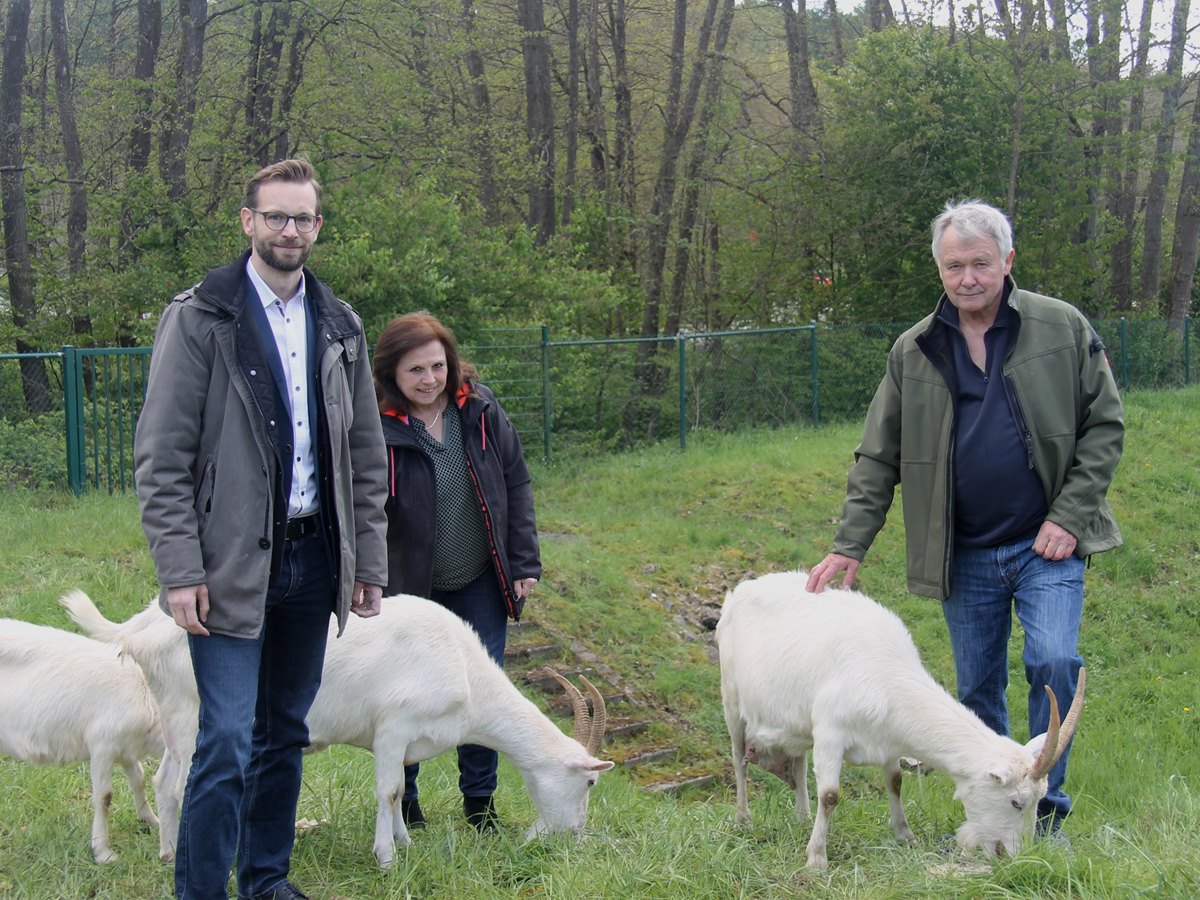 Ortsbrgermeisterin Carmen Diedenhoven und Brgermeister Ulrich Richter-Hopprich von der Verbandsgemeinde Montabaur besuchten Gerd Hber (Mitte) und seine Ziegen im Regenrckhaltebecken in Niederelbert. (Foto: VG Montabaur / Christina Wei) 
