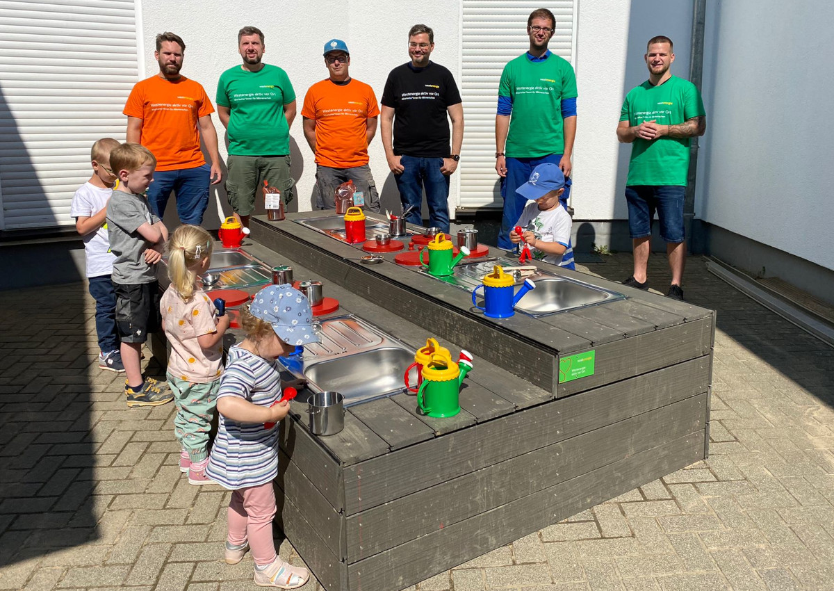 Die Kinder freuen sich ber ihre neue Matschkche. (Foto: Privat)