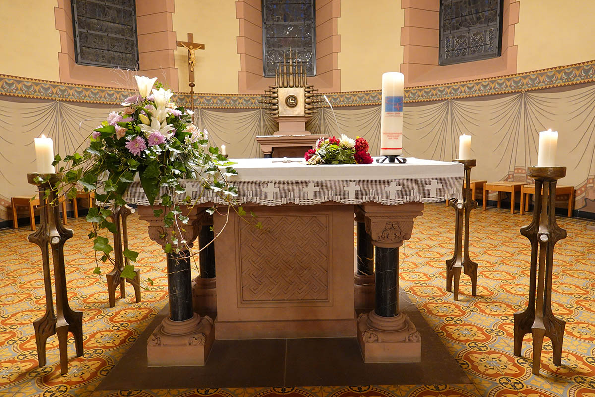 Die Aktion Lucia Kerze wurde symbolisch in der Kirche in Langendernbach entzndet und Blumen fr die Opfer von Brustkrebs niedergelegt. Fotos: Monika Peil