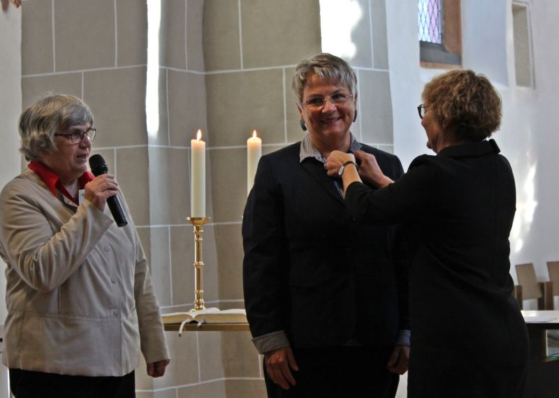 Die geschftsfhrende Pfarrerin des Verbandes der evangelischen Frauen, Angelika Thonipara, steckt Bettina Luck (Mitte) das silberne Flugblatt, den Katharina Zell Preis, an. Links Vorstandvorsitzende Luise Bttcher. Fotos: Sabine Hammann-Gonschorek