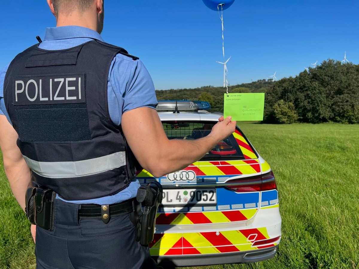 Polizist mit Ballon und Karte (Foto: Polizeiprsidium Koblenz)
