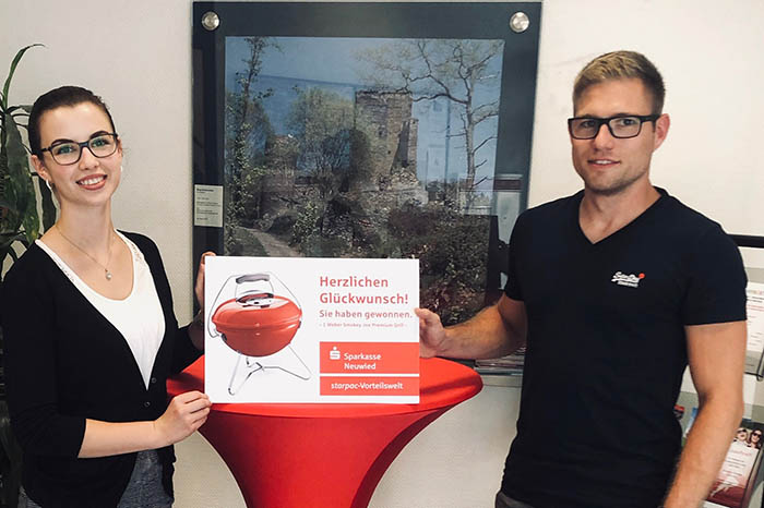 Kundenberaterin Christina Ebel gratulierte Lukas Kambeck zu seinem Gewinn. Foto: Sparkasse