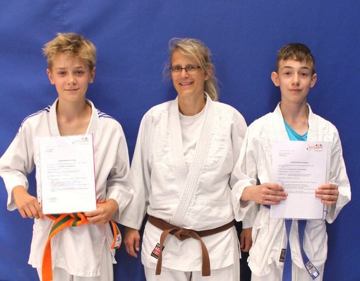 Lukas Schwartz (links)und Jan Loris Freudenberg untersttzen nun Trainerin Marion Eckhardt beim Kinder-Judotraining. (Foto: Verein)