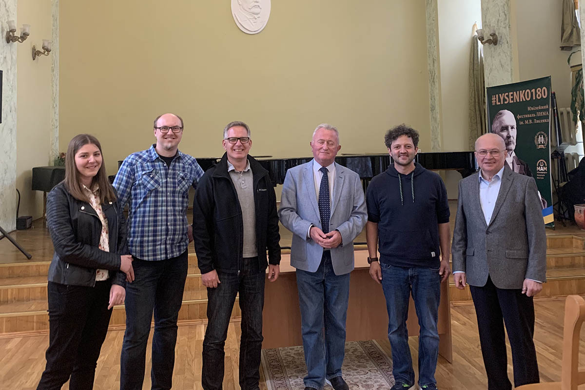 In der Lemberger Musik-Akademie von links: Sofia Dumitch (studentische Vertreterin), Prof. Ostap Manulyak, Rolf Ehlers, Rektor Prof. Igor Pylatyuk, Bjrn Rodday, Konrektor Prof. Myron Kushnir. Fotos: privat