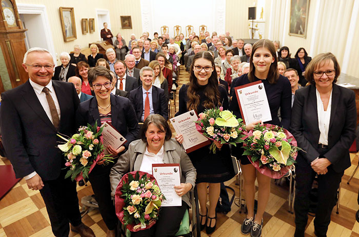 Bianca Walther (2.v.l.) aus Berlin, Gabi Krautscheid (3.v.l.) aus Asbach, Victoria Elisa Over (4.v.l.) aus Breitscheid-Hochscheid und Caroline Brmmelhues (5.v.l.) aus Windhagen sind die Stipendiatinnen der Johann-Loewenherz-Stiftung. Alle vier wurden durch Landrat Achim Hallerbach (links) ausgezeichnet. Kerstin Schwanbeck-Stephan (rechts), stellte die vier Stipendiatinnen vor. Foto: Kreisverwaltung