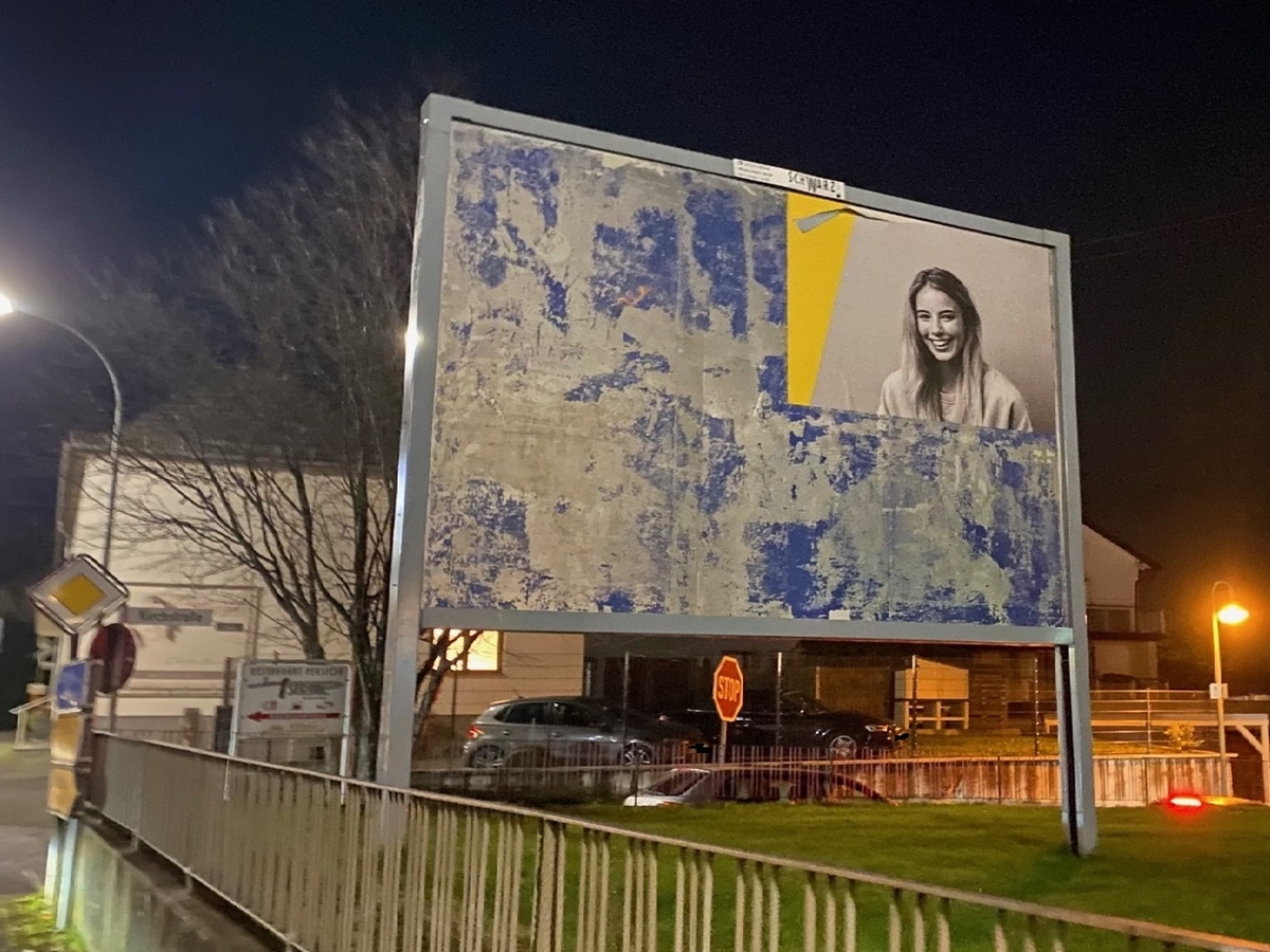 Zerstrte Plakatflche am Abend des 17. Novembers 
(Foto: Archiv NI)