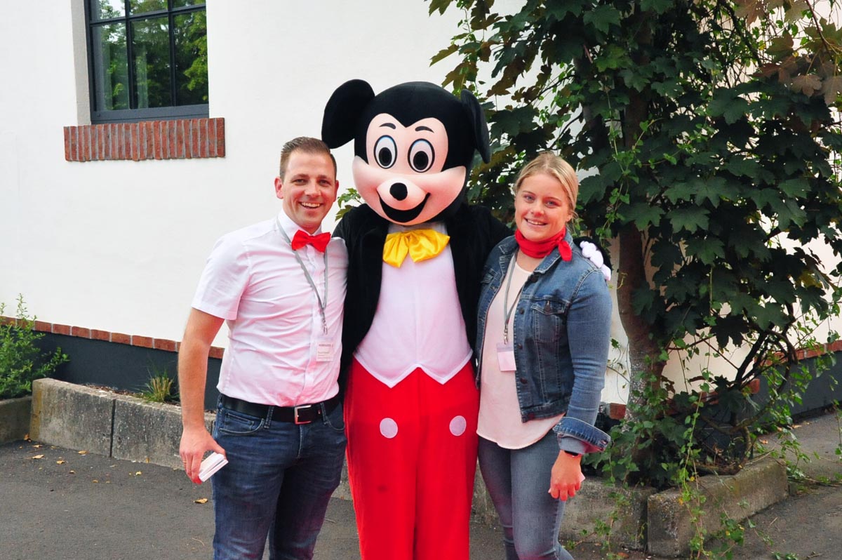 Pascal Schneider (links) und Simone Imhuser empfingen die Gst mit Untersttzung von Mickey Mouse (Foto: Klaus Khnen)
