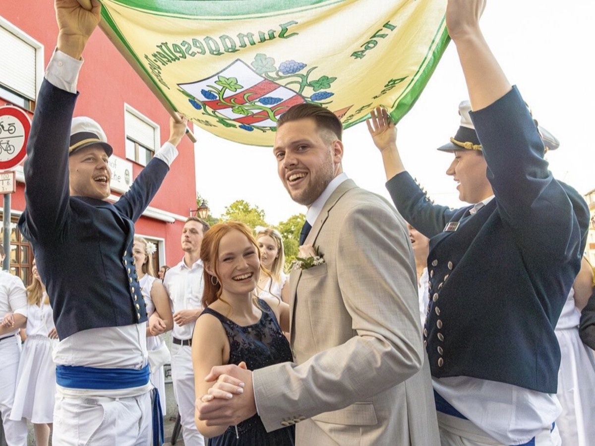 Das Maik�nigspaar er�ffnete den Ball. (Foto: JGV Bad H�nningen)