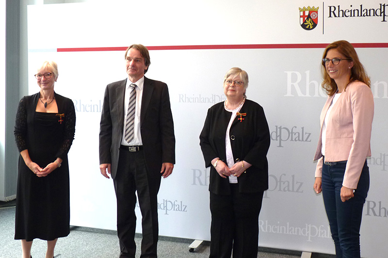 Von links: Die ebenfalls geehrte Dr. Andrea Benecke, Dr. Ernst Dietrich Munz/Prsident der Bundespsychotherapeutenkammer Berlin, Prof. Dr. Wilma Funke von MEDIAN und die Ministerin Sabine Btzing-Lichtenthler, die den Verdienstorden berreichte. Foto: MEDIA