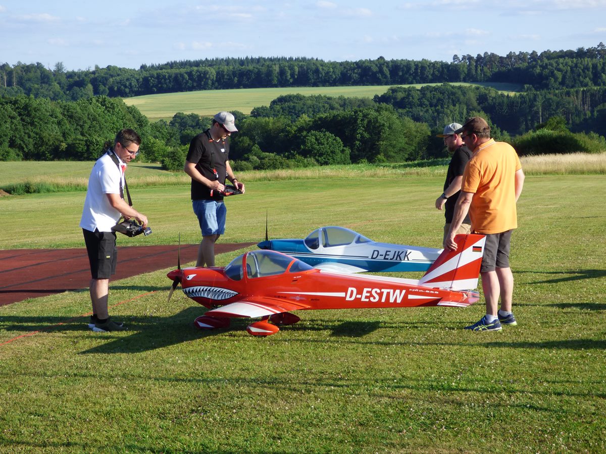 Mario Mller (1. v.l.) und Kevin Kempf (2.v.l.) bei der Vorbereitung auf ihren gemeinsamen Flug. (Foto: Ulrike Puderbach)