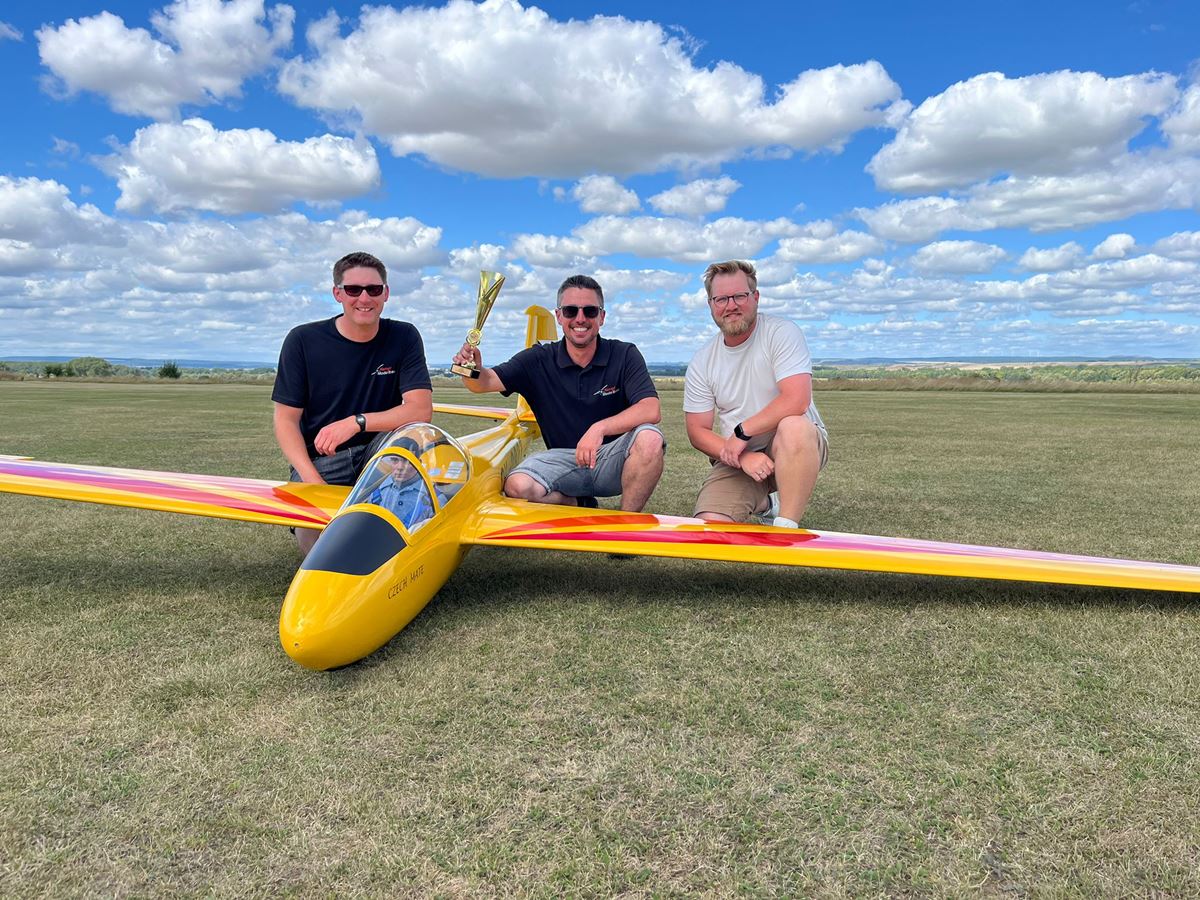 Kevin Kempf, Mario Mller und Daniel Herling (von links nach rechts) mit der Lunak LF-107 nach dem erfolgreichen Wettkampf. (Foto: Mario Mller Airshows)