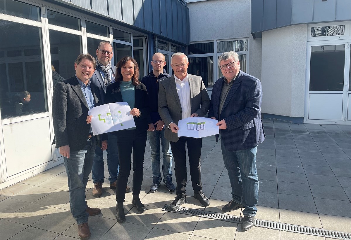 Freuen sich auf das neue Atrium am Martinus-Gymnasium: Schulleiter Thomas Schmacke, Rdiger David (Leiter Kreis-Immobilienmanagement), Studiendirektorin Claudia Herzog, Florian Kropf (Kreis-Immobilienmanagement), Landrat Achim Hallerbach und Kreis-Beigeordneter Michael Mahlert. (Foto: MGL Linz)