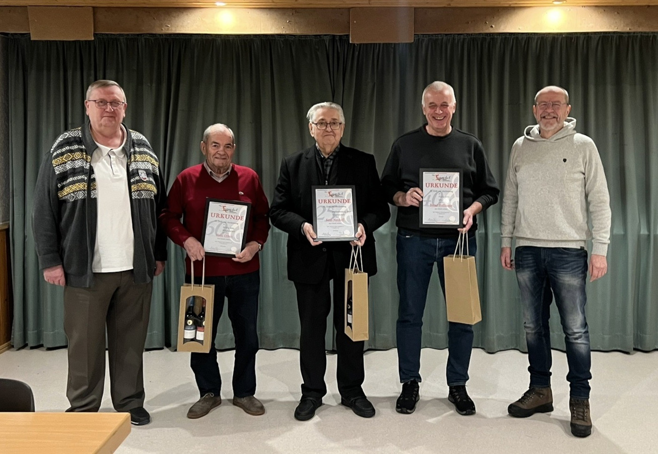 Whrend der Weihnachtsfeier des MGV Sangeslust wurden die Jubilare geehrt. Von links: Geschftsfhrer Clemens Becher, Hans Olbert, Ferdi Neuhoff, Bernd Hoffmann und Vorsitzender Michael Schmidt. (Fotos: MGV)