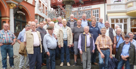 Auf den Stufen des St. Michaelis-Brunnens von Bernkastel-Kues sangen die Snger von der Kttingerhhe ein Stndchen fr die vielen Gste, die auf dem Marktplatz der Stadt verweilten und mit Beifall nicht sparten. (Foto: Eberhard Rickert) 