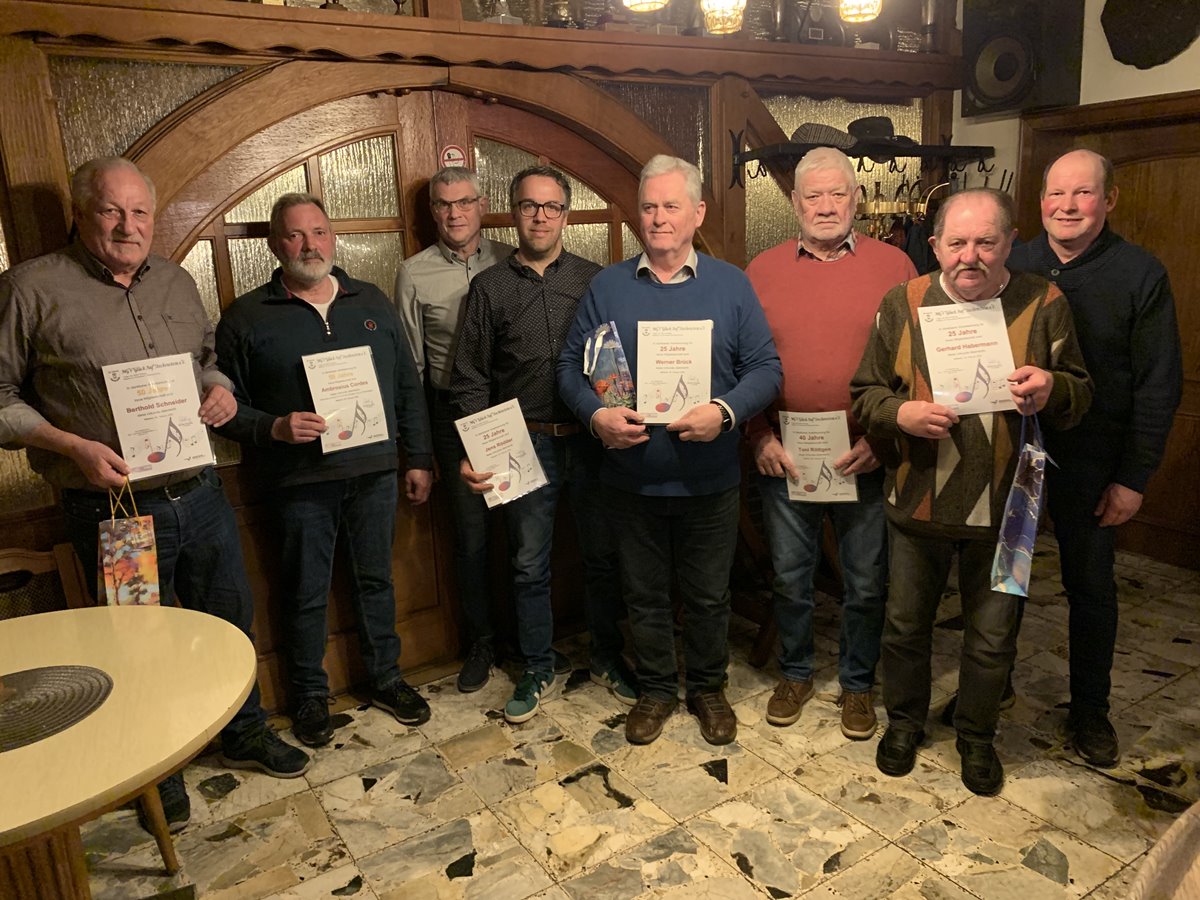 Im Anschluss an die Versammlung wurden langj�hrige Mitglieder geehrt. (Foto: Verein)