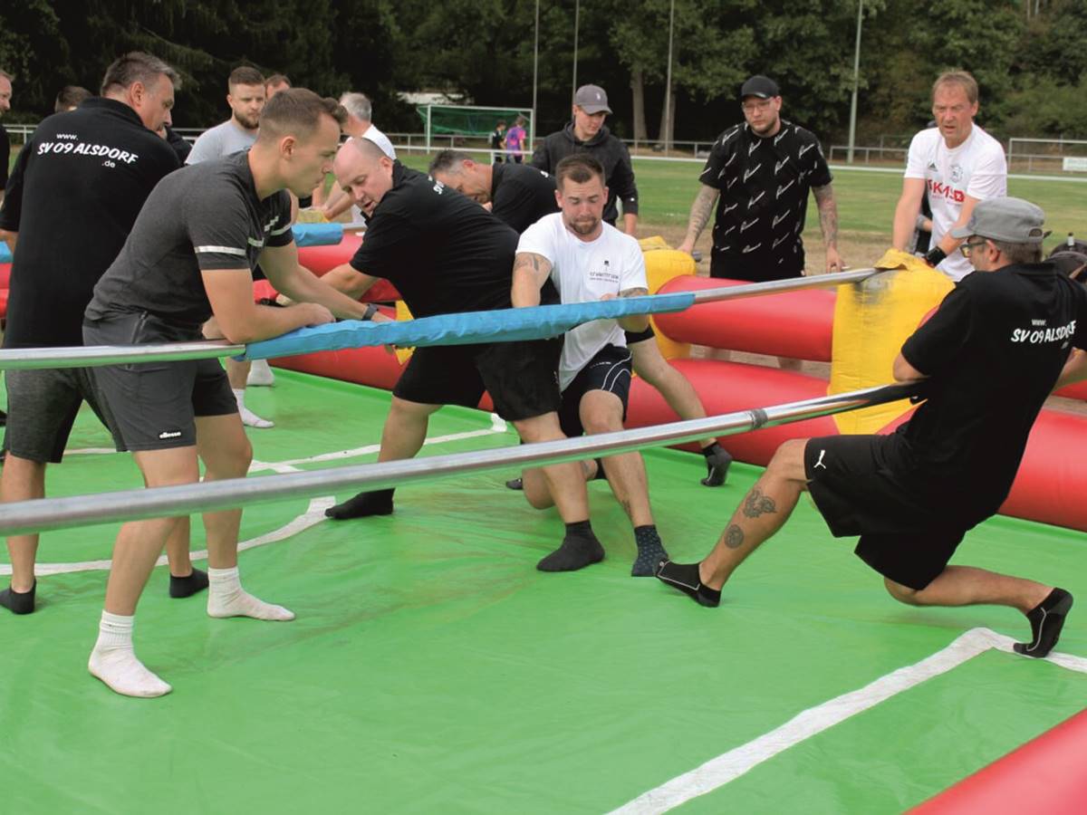 Menschenkicker: Sportliche Gaudi in Kirchen 