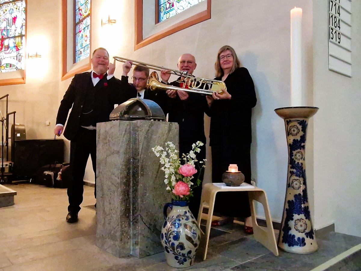 Das trio flex & friends begleitete den Gottesdienst musikalisch. (Foto: Jens Schawaller)