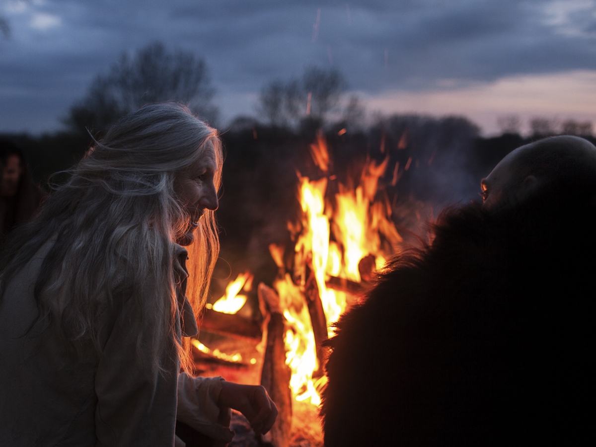 Beim Steinzeitbarbecue geht es "Wild und Schmutzig" zu (Foto: Marie Sjovold)