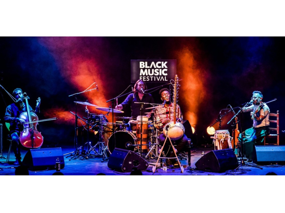Momi Maiga aus dem Senegal gehrt zu den besten Koraspielern seiner Generation und kommt mit Band am 6. Juli zum zweiten Konzert der Jubilumsreihe nach Selters. (Foto von Gemma Martz) 