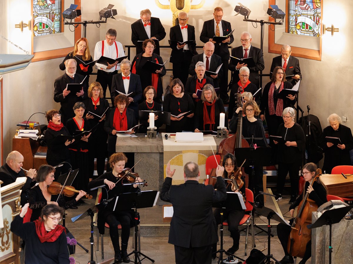 Zwei gemischte Chre gestalten gemeinsam den Abendgottesdienst. (Foto: Peter Bongard)