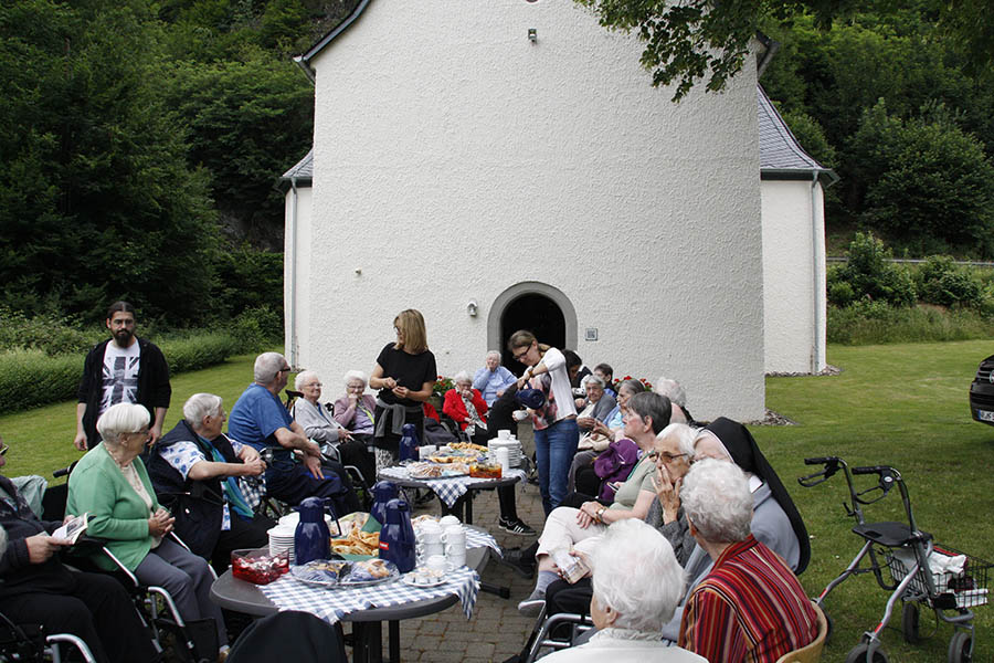 Kleine Pilgerwanderung zu Ehren Mutter Rosas