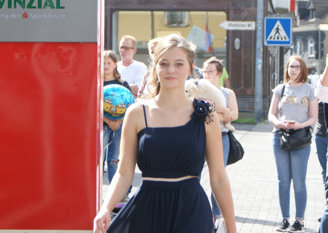 Bei der Modenschau in Wissen gab es die neuesten Herbst-Outfits - und natrlich angesagte Abendkleider. (Foto: as) 