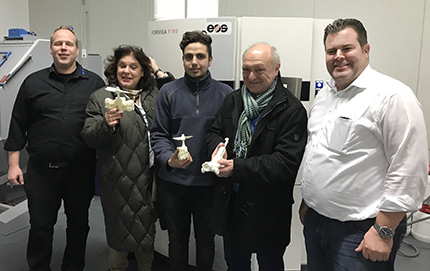 Hoher Besuch: Auch Landrat Michael Lieber (2. von rechts) und Doris John, Leiterin der Altenkirchener August-Sander-Schule, konnten sich davon berzeugen, dass der junge Syrer Mohammad Ataya (Mitte) bei MSA Vorrichtungsbau mit seinen Geschftsfhrern Alexander Pierkes (rechts) und Stefan Alhuser (links) bestens aufgehoben ist. Foto: MSA