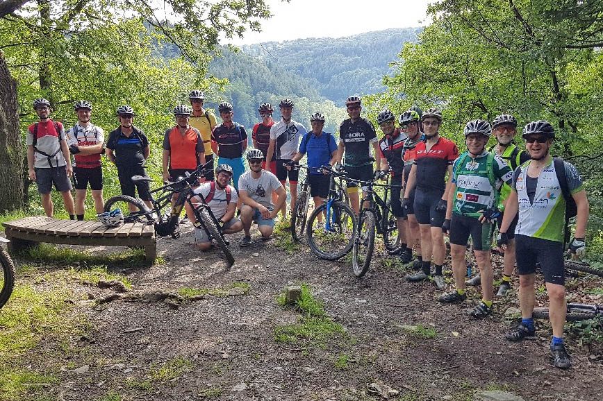 Die Radlergruppe am Aussichtspunkt Almblick ber dem Wiedtal. Foto: privat