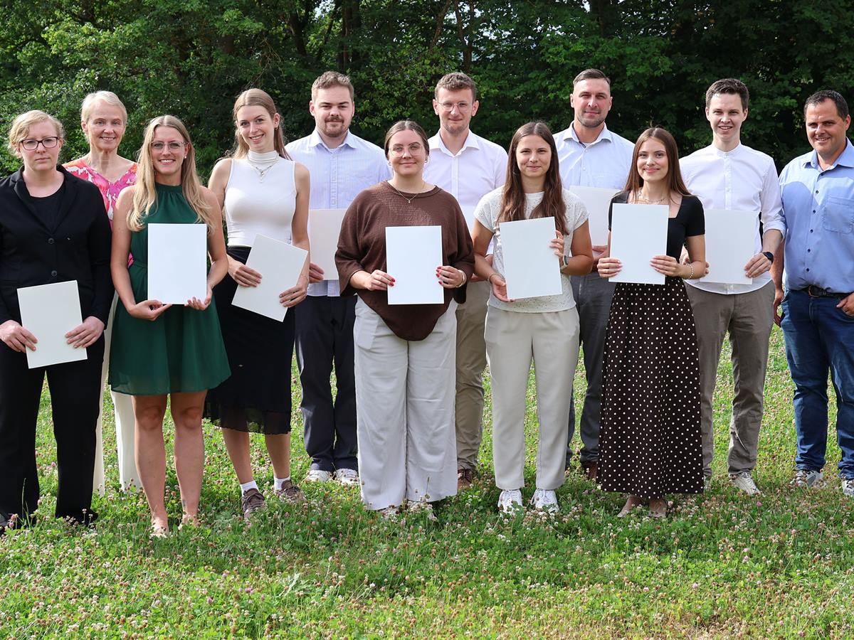Nach ihren erfolgreichen Abschl�ssen verbleiben alle zehn jungen Beamtinnen und Beamte im Dienst des Westerwaldkreises: (v. l. n. r.) Jennifer Bovin, Gabriele Wieland (Erste Kreisbeigeordnete), Maria Metz, Charline Hoffmann, Philipp Spitzley, Marielle Pawlik, Maurice Schuster, Maya Kohlenbeck, Maximilian Asbach, Julia Griebling, Jan Hebgen, Sebastian Wehr (Ausbildungsleiter). (Foto: Kreisverwaltung / Carolin Faller)