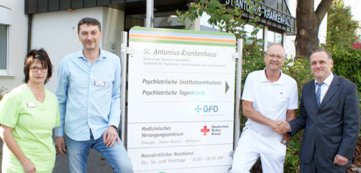 Stehen fr die chirurgische Grundversorgung am Wissener MVZ: (von links) Die Leitende Medizinische Fachangestellte Silvia Hermann, Facharzt Jakob Martens, Professor Dr. Thomas Riemenschneider und der kaufmnnische Direktor des DRK-Krankenhauses Kirchen, Joachim Krekel. (Foto: as) 