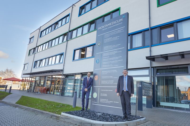 Auf gute Partnerschaft: BBT-Regionalleiter Frank Mertes (r.) und Brgermeister Ulrich Richter-Hopprich vor dem Montamedicum. Hier wird im Frhjahr die Zentrale der neuen Hausarztpraxis einziehen. Foto: VG Montabaur / Olaf Nitz