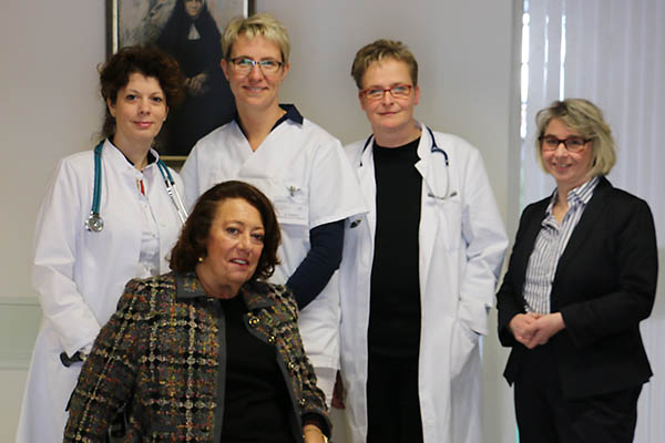 Von links: Helene Ganzhorn, Fachrztin fr Innere Medizin und Allgemeinmedizin, Antje Vollmer, Nichtrztliche Praxisassistentin (NPa), Dr. Claudia Paczulla, Fachrztin fr Innere Medizin, Heike Brdgen, Koordinatorin, Dr. Maria Salamon-Janssen, Fachrztin fr Allgemeinmedizin (vorne)
