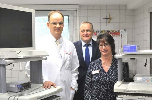 Der neue Mann am Wissener MVZ ist Rolf Schonlau (links), hier mit Joachim Krekel, kaufmnnischer Direktor des DRK-Krankenhauses Kirchen, und Silvia Hermann, Medizinische Fachangestellte. (Foto: kk) 