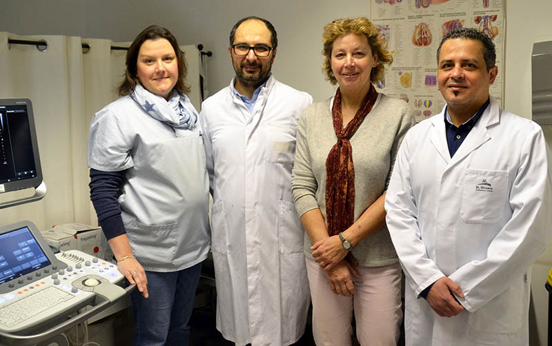 Bereichern das Leistungsspektrum des Gesundheitszentrums St. Anna Hadamar: Dr. Walid Mahmud (Mitte links) und Bilal Osman (rechts) mit ihrem Praxisteam. Nicht im Bild: Tristan Mhlbauer und ein Teil des Praxisteams. Foto: privat