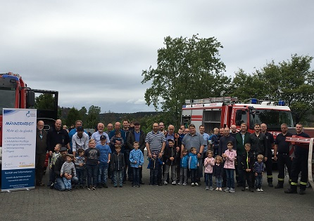 Grovter, Vter und Kinder warfen beim Mehrgenerationentag der Mnnerarbeit im Ev. Kirchenkreis Altenkirchen ein Blick hinter die Kulissen der Feuerwehr. (Foto: Evangelischer Kirchenkreis Altenkirchen)