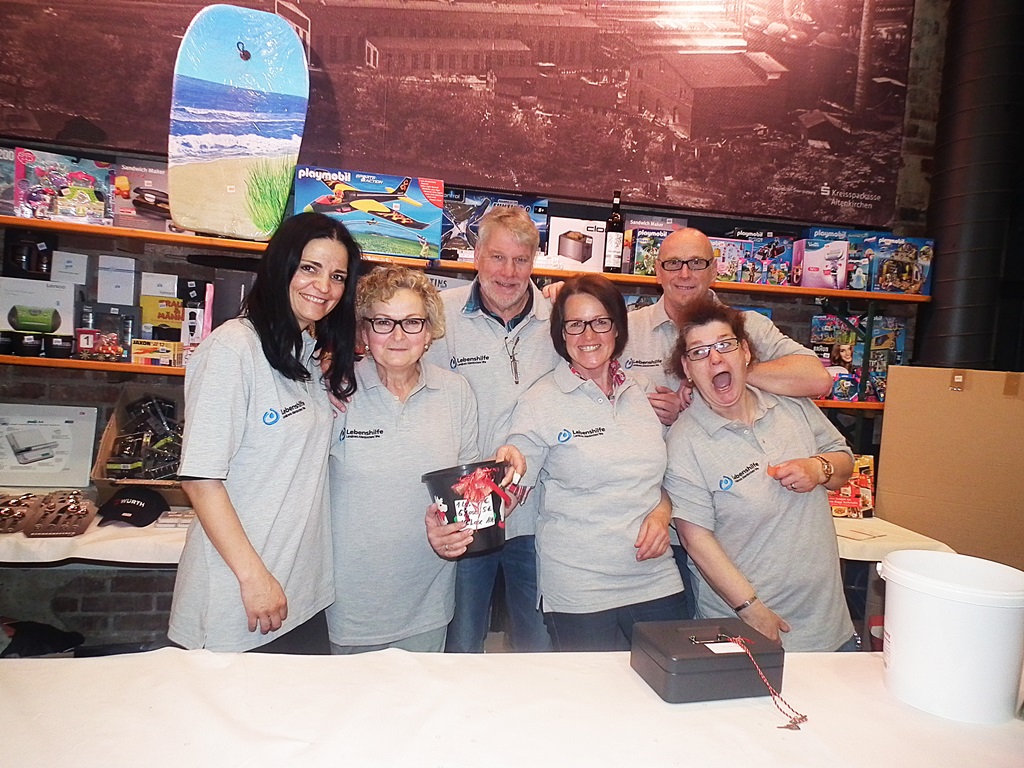 Das Team am Tombola-Stand wartete auf die glcklichen Gewinner. Fotos: Regina Steinhauer 