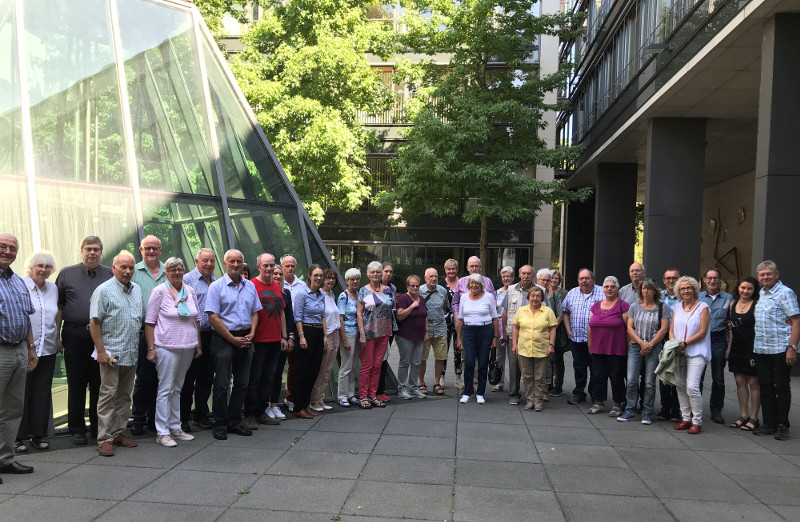 Ellen Demuth begrt Besuchergruppe im sommerlichen Mainz