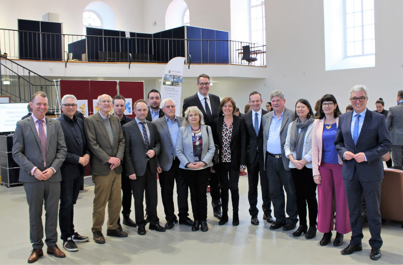 Von rechts: Innenminister Roger Lewentz (SPD), Landtagsabgeordnete Jutta Blatzheim-Rgler (Bndnis 90/Die Grnen), Umweltministerin Ulrike Hfken (Bndnis 90/Die Grnen), Willi Pusch (BI), Verkehrsminister Dr. Volker Wissing (FDP), Ministerprsidentin Malu Dreyer (SPD), Fraktionsvorsitzender Alexander Schweitzer (SPD), Rosi und Wolfgang Schneider (BI), Mike Weiland (SPD), Dr. Manfred von Stosch und  Christoph Derdzinski (BI), Landtagsabgeordneter Michael Htter (SPD). Foto: Willi Pusch
