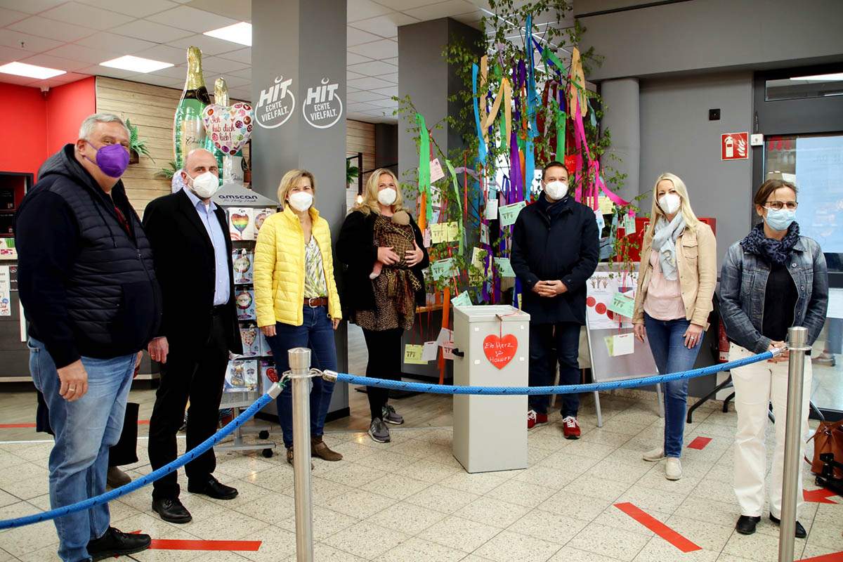 Von links: Dirk Ptz (HIT-Markt), Felix Trimborn (Stadt Bad Honnef), Katja Hurrelmann (Bndnis fr Familie), Laura Solzbacher (Bndnis fr Familie), Erster Beigeordneter Holger Heuser, Jessika Vo (Stadt Bad Honnef) und Nadine Batzella (Stadt Bad Honnef). Foto: Stadt Bad Honnef