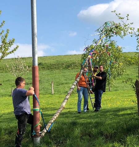 In Michelbach wurde traditionell der Maibaum gestellt. (Foto: privat)