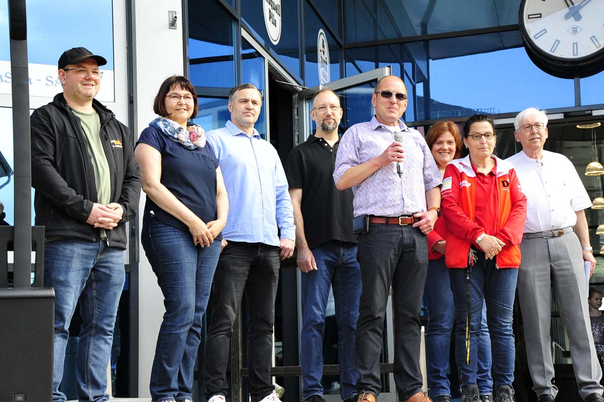 Thomas Klschbach (Mitte) erffnete den Maimarkt. Dominik Weitershagen, Britta Bay, Bernd Wagner, Jan Lck, Sandra Weeser, Monika Grahn und Horst Pinhammer. (Foto: kk)