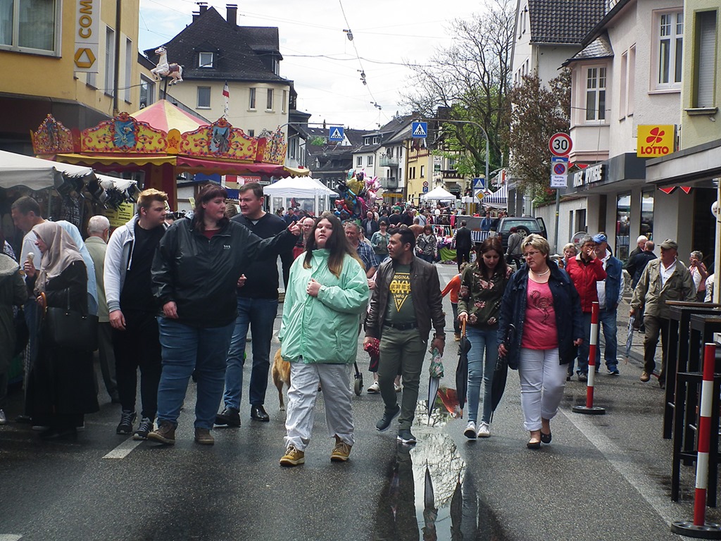 Viele Menschen tummelten sich wieder in der Rathausstrae und konnten zahlreiche Maimarkt-Angebote in Wissen erleben. Fotos: Regina Steinhauer 