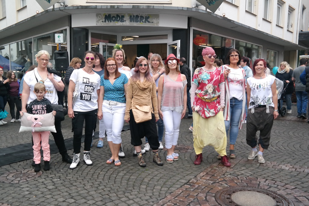 Die Models des Wissener Modewerks prsentierten die neueste Sommerkollektion beim Wissener Maimarkt. (Fotos: Regina Steinhauer)