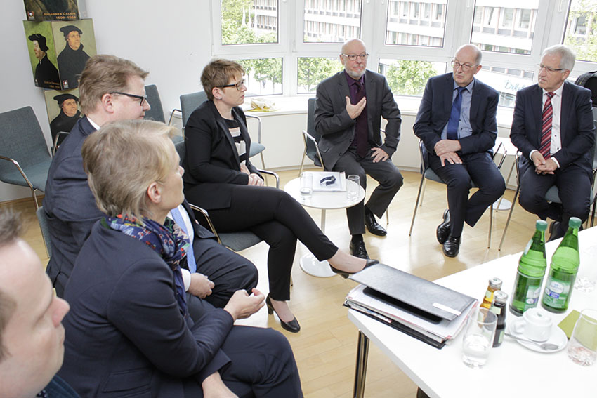 Landtagsabgeordnete im Gesprch mit Evangelischen Westerwldern, Mitte: Dr. Thomas Posern. Fotos: Peter Bongard
