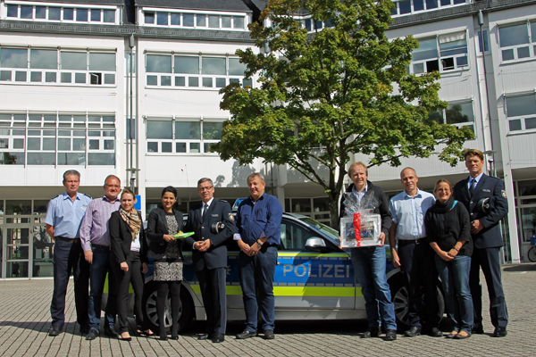 Vor dem Bad Honnefer Rathaus zur Verabschiedung von EPHK Gerd Mainzer (von links): PHK Reinhard  Wenzel, Norbert Grnenwald (Fachdienstleiter Bildung, Kultur und Sport), Annette Engels (FD Ordnung), Erste Beigeordnete Cigdem Bern, EPHK Gerd Mainzer, Torsten Budde (FD-leiter Feuerschutz), Gerrit Schne-Warnefeld (FD-leiter Ordnung), Thomas Breutigam (FD Ordnung), Nadine Batzella (F-leiterin Soziales und Asyl), EPHK Gerd Peter. Foto: Privat