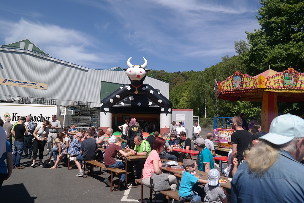 Auch vor dem Kulturwerk tummelten sich bei schnstem Maiwetter die Besucher. (Fotos: Regina Steinhauer)