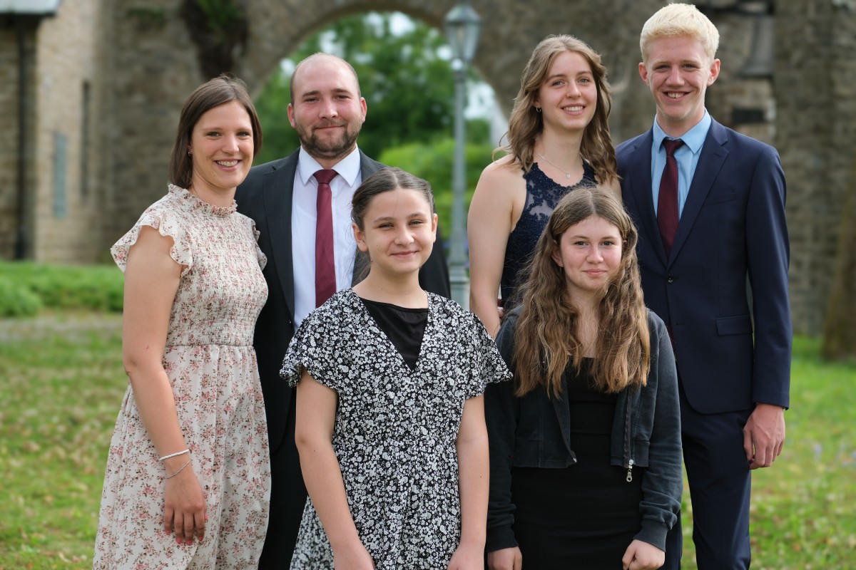 hinten: Knig Lucas Beutgen mit Knigin Lisa Trapp, Jungschtzenknig Leon Schramm mit Franziska Welp, vorne: Bambiniprinzessin Lena Marciniak, Schlerprinzessin Neela Waigel (Foto: Iuliana Chiriac) 