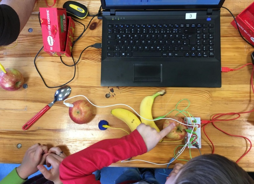 Ausprobieren, was mit dem Micro-Mini-Controller Makey Makey alles mglich ist. (Foto: Jugendbro)