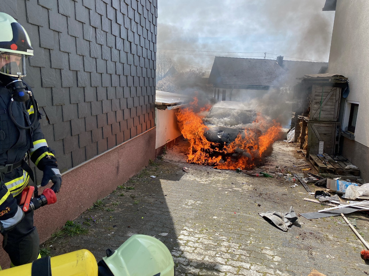 Einen Fahrzeugbrand in Malberg konnte die Feuerwehr zum Glück unter Kontrolle bringen, bevor die Flammen auf die die umstehenden Gebäude übergreifen konnten. Fotos: Feuerwehr
