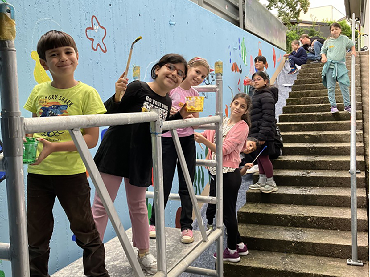 Mit Pinseln und viel Kreativitt haben die Kinder den Eingangsbereich des Spieletreffs in eine bunte Unterwasserwelt verwandelt. Foto: Eva Falkenburg